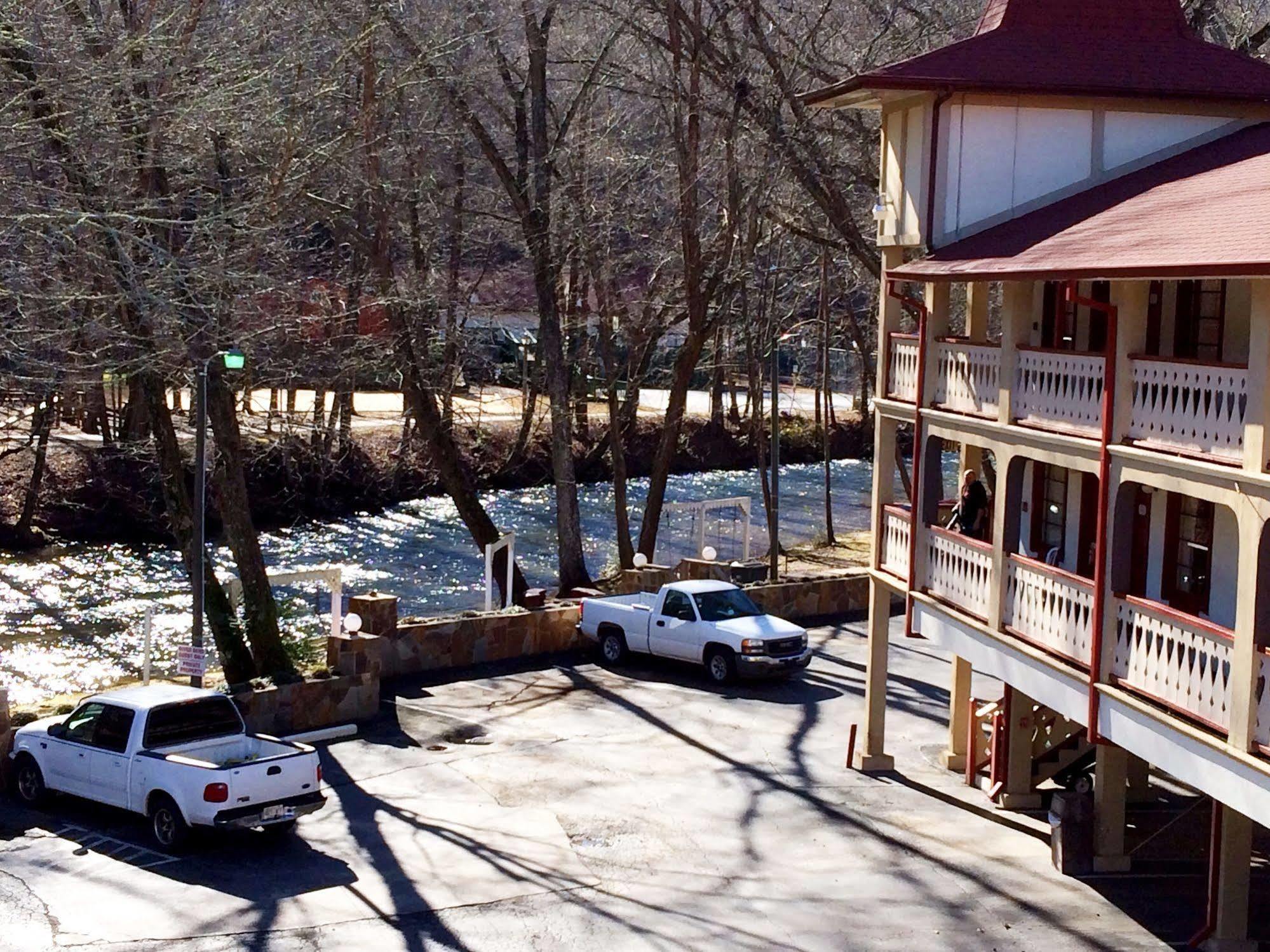 הלן Riverbend Motel & Cabins מראה חיצוני תמונה